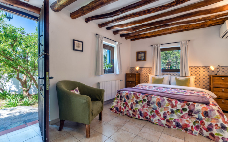 Dormitorio 3 (Oliva) con acceso directo a zona de parking